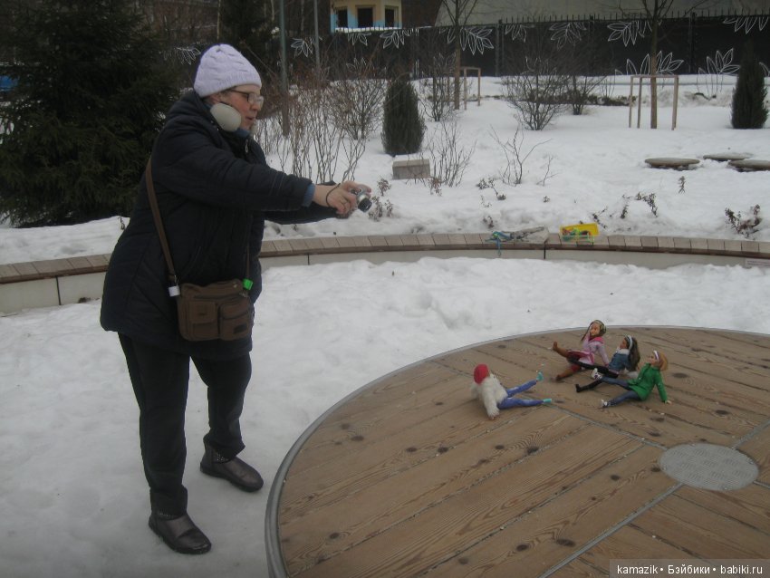 В кадре только девушки. В разных позах с мыльницей