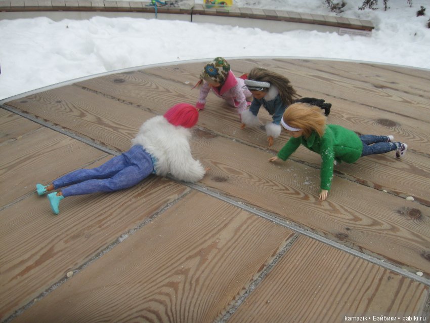В кадре только девушки. В разных позах с мыльницей