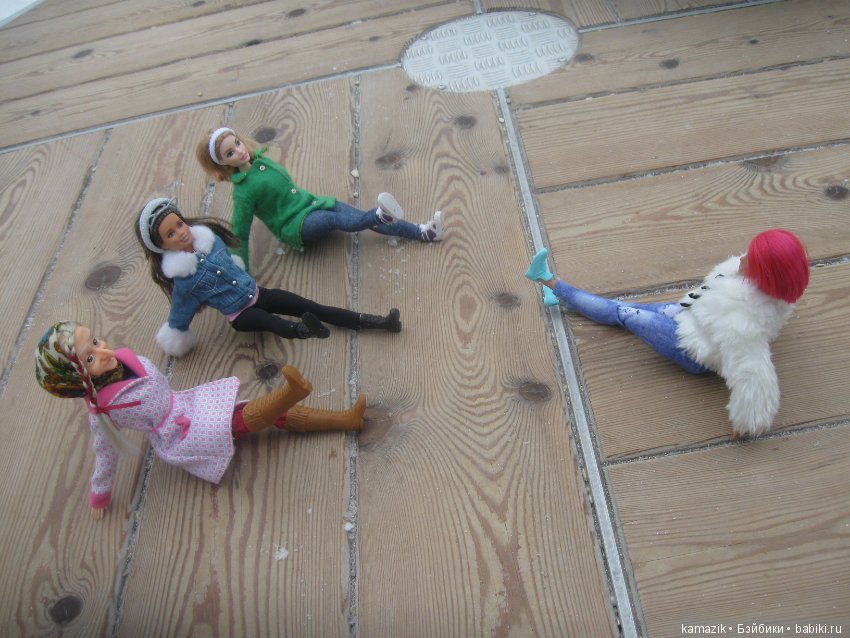 В кадре только девушки. В разных позах с мыльницей