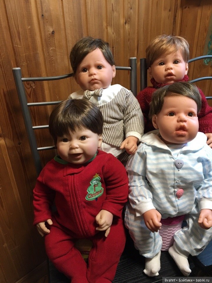 Мальчишки пили молоко и обсуждали что подарить девочкам на 8 марта