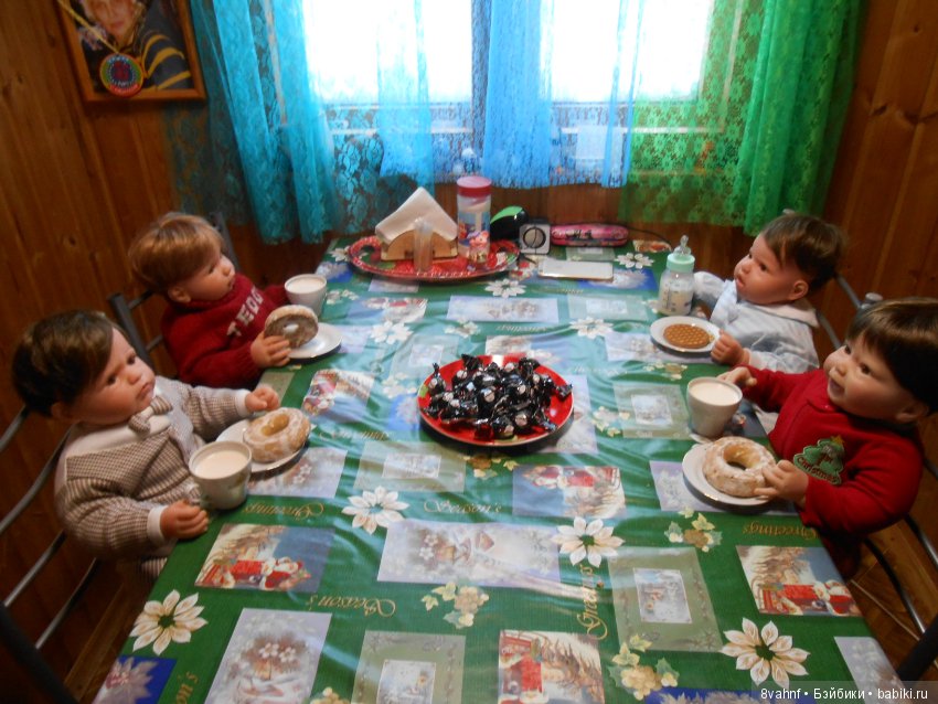 Мальчишки пили молоко и обсуждали что подарить девочкам на 8 марта (фото 2)