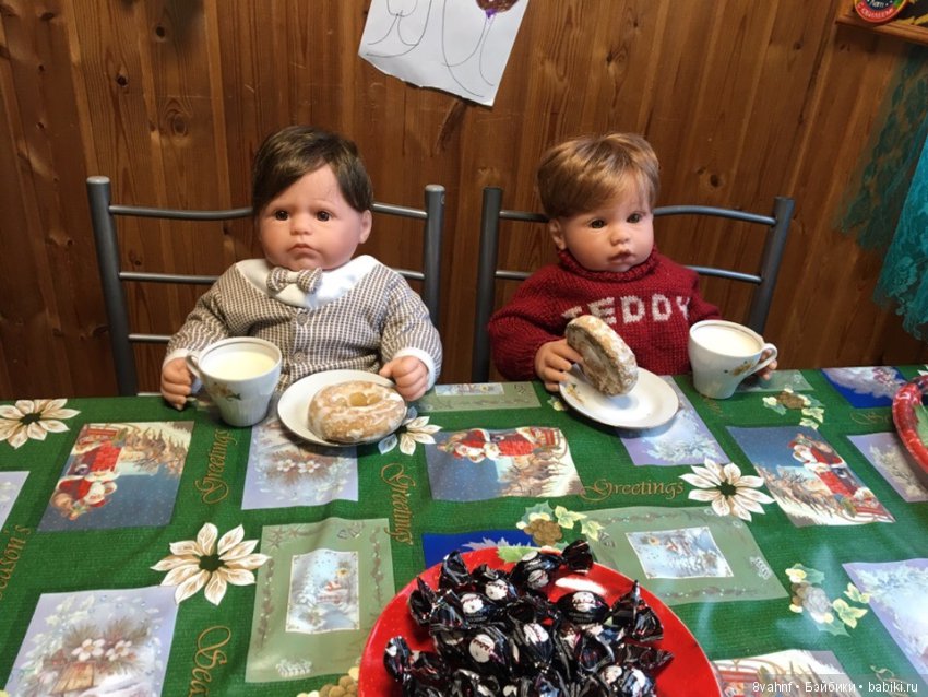 Мальчишки пили молоко и обсуждали что подарить девочкам на 8 марта