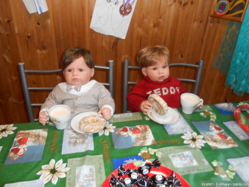 Мальчишки пили молоко и обсуждали что подарить девочкам на 8 марта (фото 3)