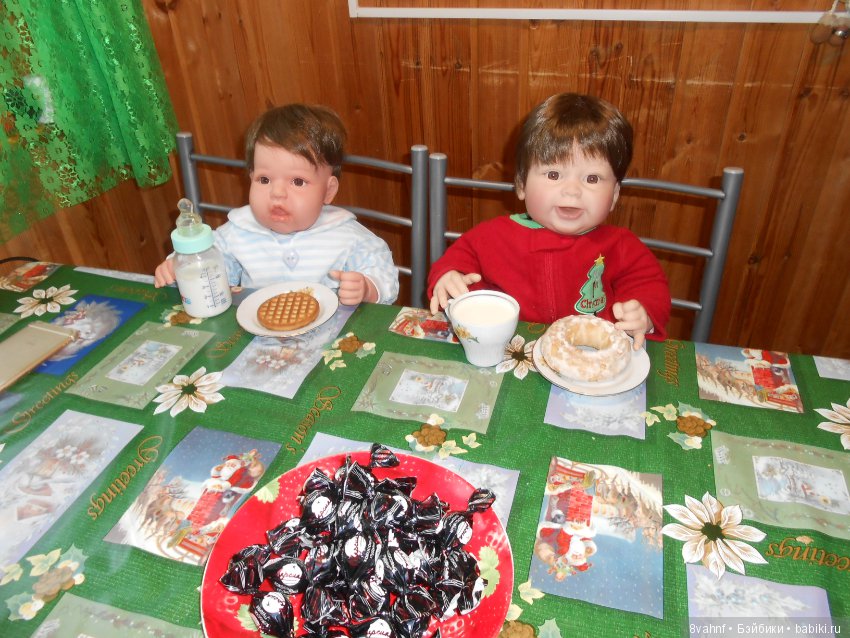 Мальчишки пили молоко и обсуждали что подарить девочкам на 8 марта (фото 4)