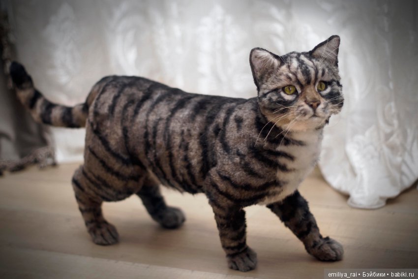 Полосатая кошечка. Реалистичная игрушка