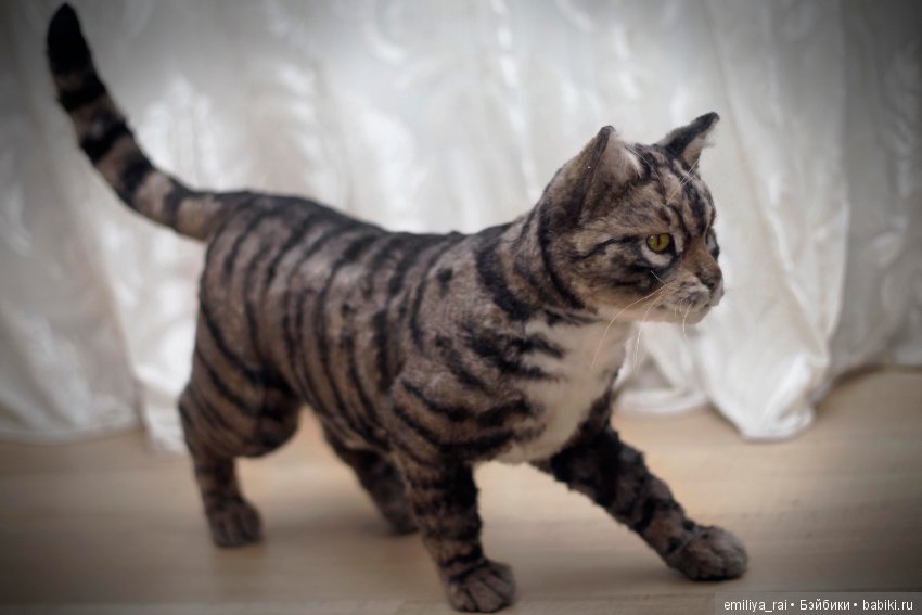 Полосатая кошечка. Реалистичная игрушка