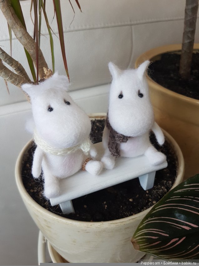 Муми тролльчики на лавочке