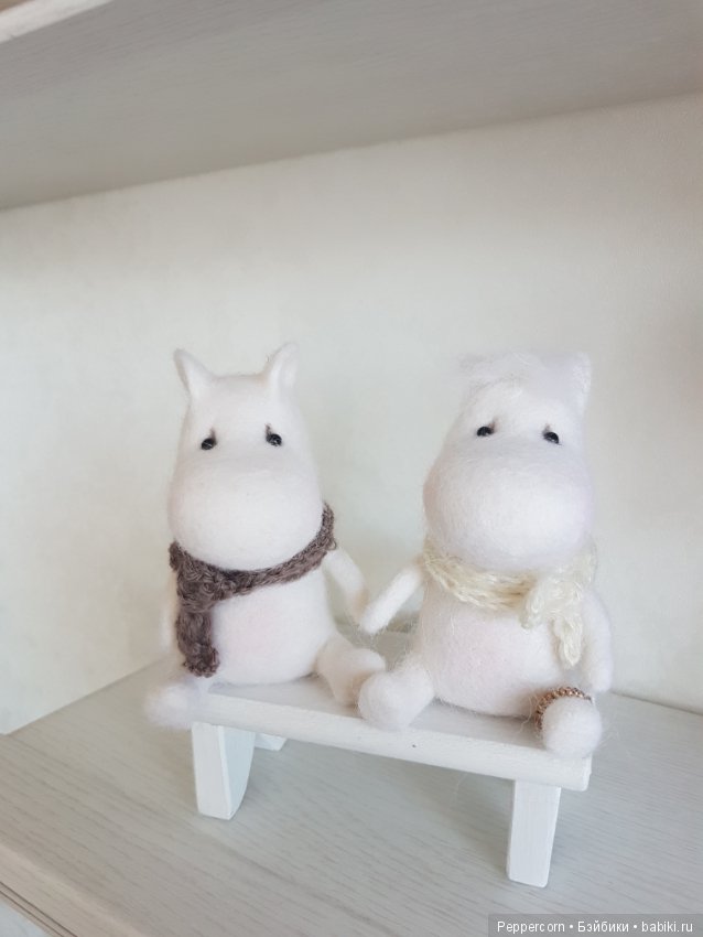 Муми тролльчики на лавочке