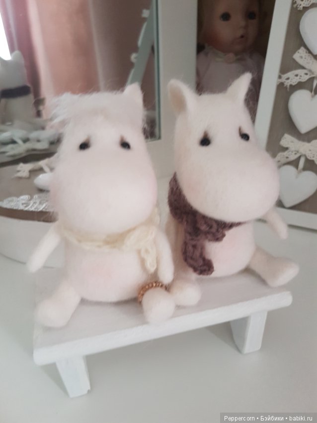 Муми тролльчики на лавочке