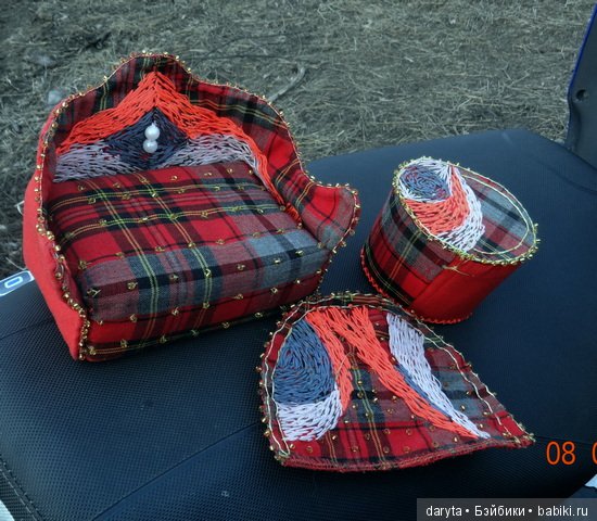 Красный диванчик с бисером, наш дом в Казинке