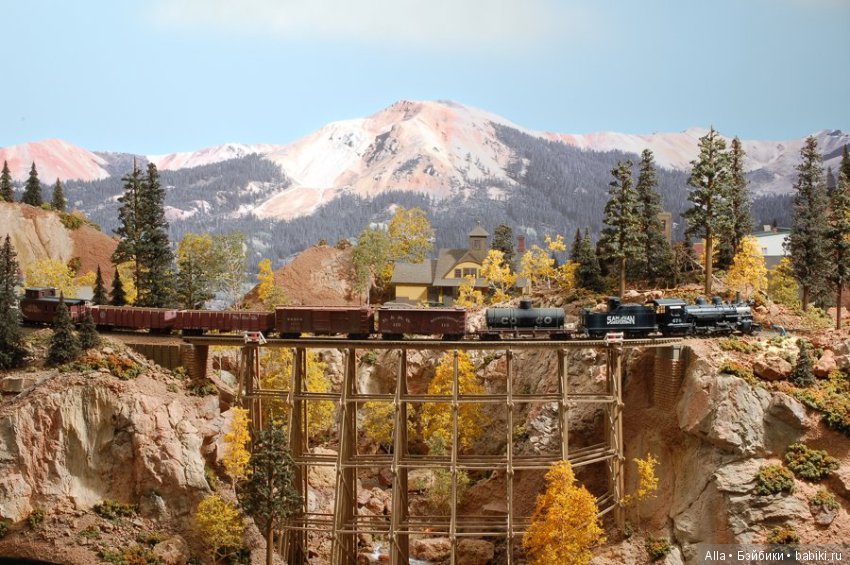 Железнодорожная диорама, горные ландшафты, железнодорожная станция в маленьком городке. Rick Huntrods