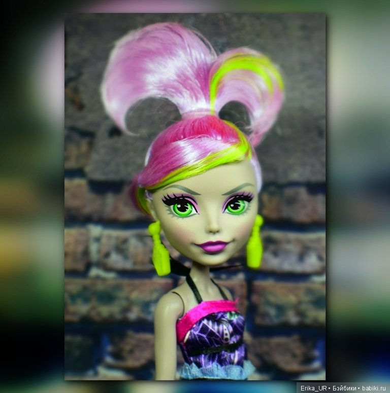 Куклы с прическами из прядок двух цветов