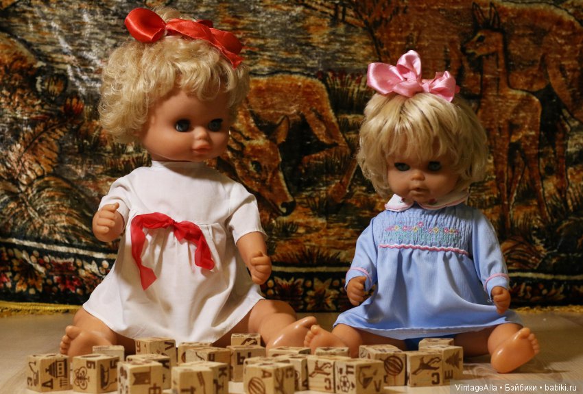 Кукла стоит, как три пальто