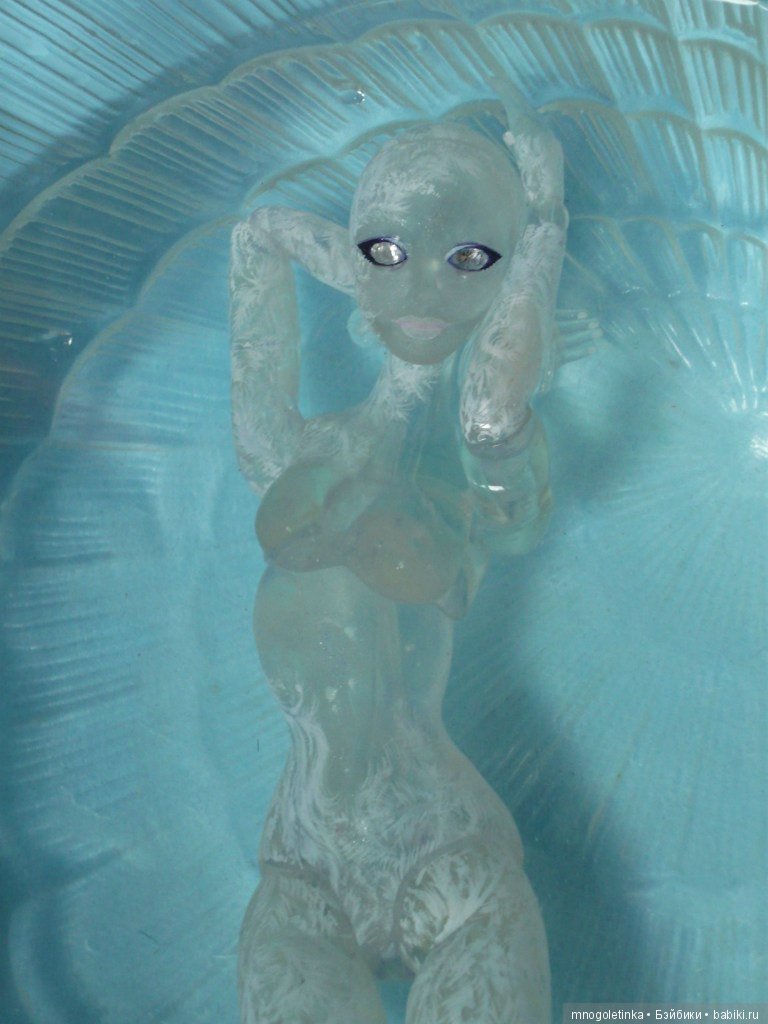 Шарнирная и прозрачная. Самая первая. Ее звали Льдина