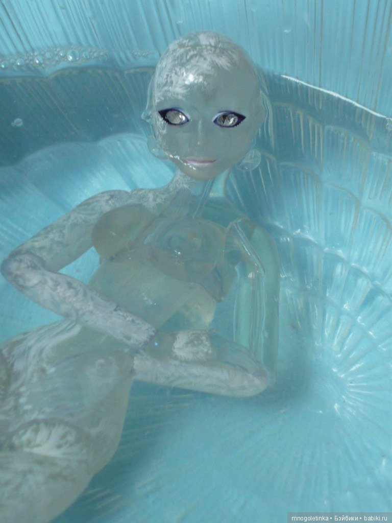 Шарнирная и прозрачная. Самая первая. Ее звали Льдина