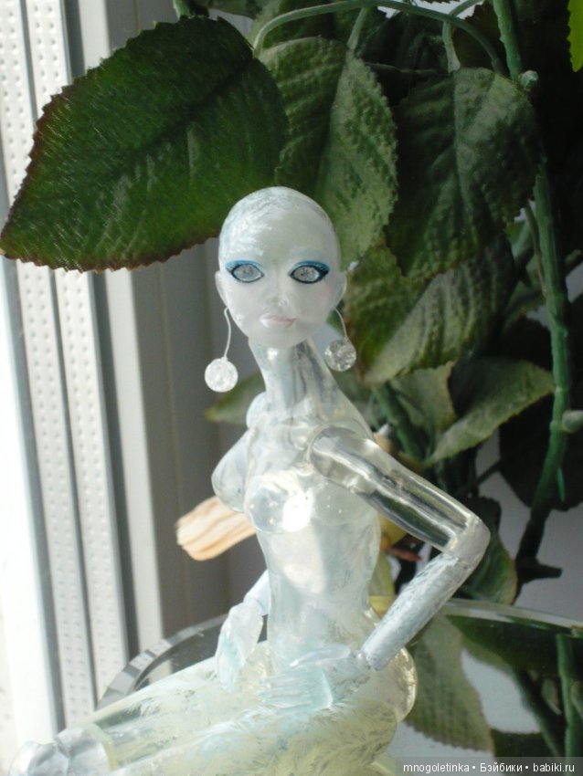 Шарнирная и прозрачная. Самая первая. Ее звали Льдина