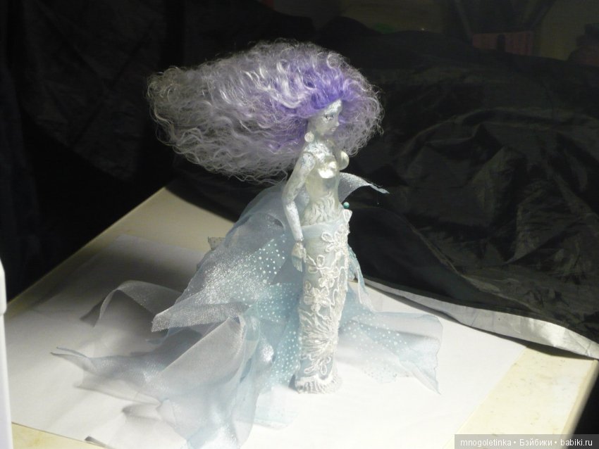 Шарнирная и прозрачная. Самая первая. Ее звали Льдина