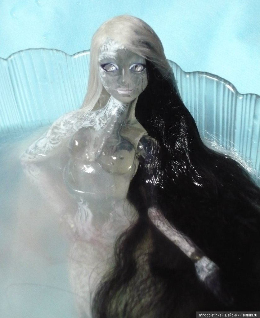 Шарнирная и прозрачная. Самая первая. Ее звали Льдина