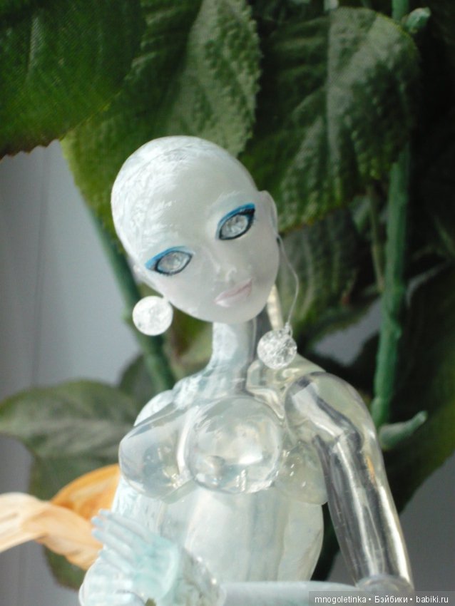 Шарнирная и прозрачная. Самая первая. Ее звали Льдина