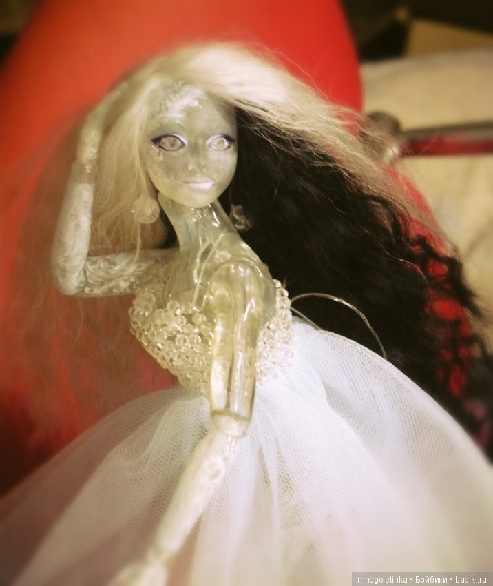 Шарнирная и прозрачная. Самая первая. Ее звали Льдина