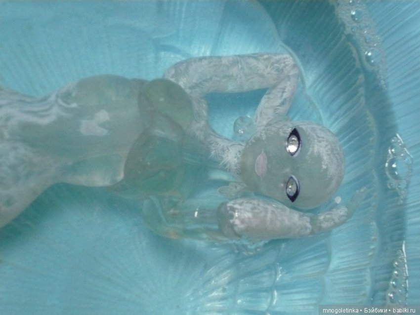 Шарнирная и прозрачная. Самая первая. Ее звали Льдина