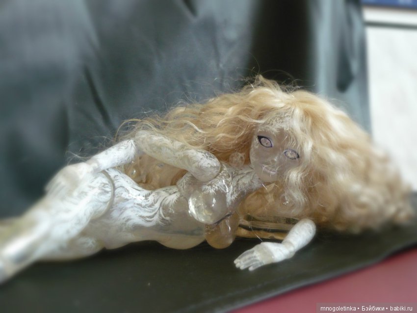 Шарнирная и прозрачная. Самая первая. Ее звали Льдина