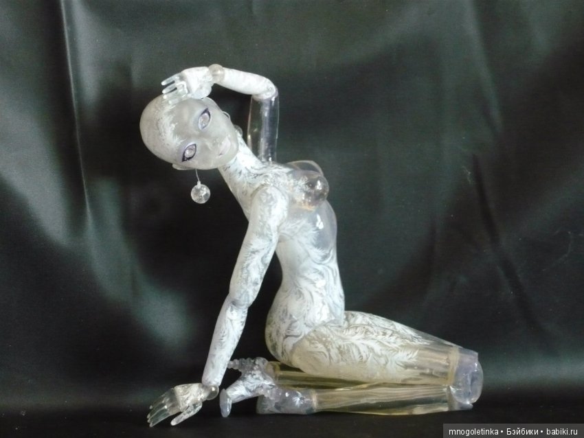 Шарнирная и прозрачная. Самая первая. Ее звали Льдина