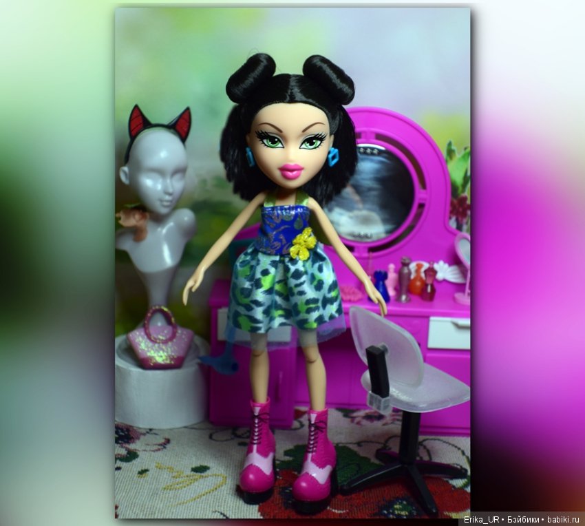 В доме моем много имен, Знаменитых и простых (С) /4 блондинки и брюнетка