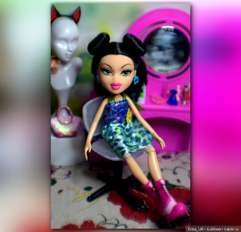 В доме моем много имен, Знаменитых и простых (С) /4 блондинки и брюнетка