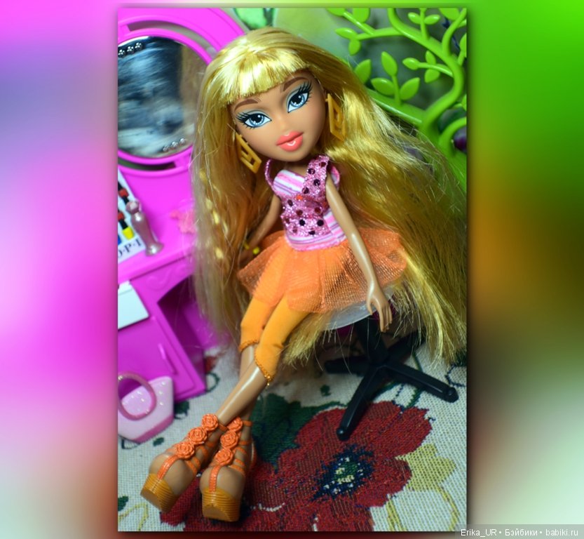 В доме моем много имен, Знаменитых и простых (С) /4 блондинки и брюнетка