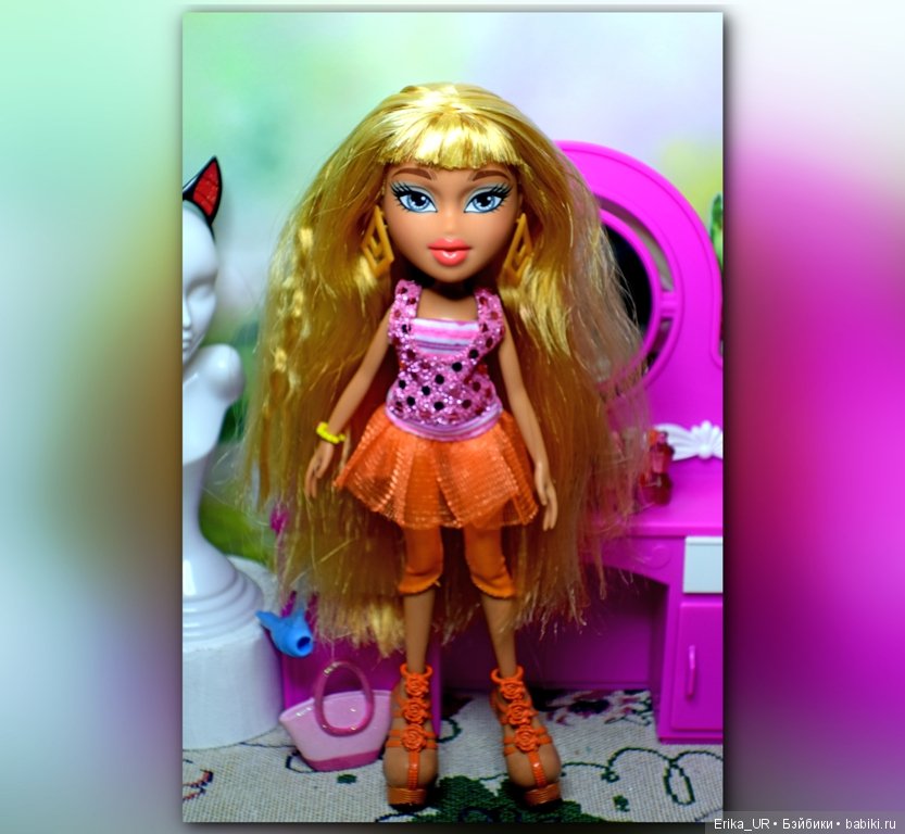 В доме моем много имен, Знаменитых и простых (С) /4 блондинки и брюнетка