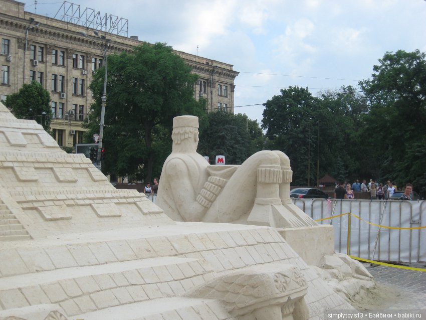 Обычный песок и руки Мастеров творят чудеса