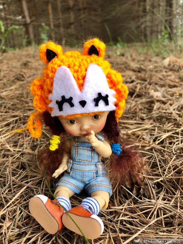 Оливия Nikki Britt на лесной прогулке