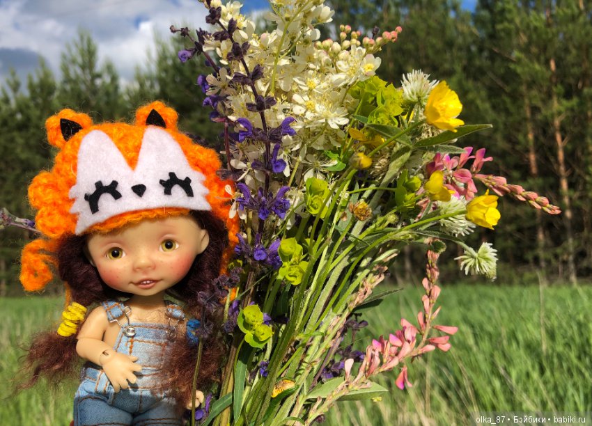 Оливия Nikki Britt на лесной прогулке