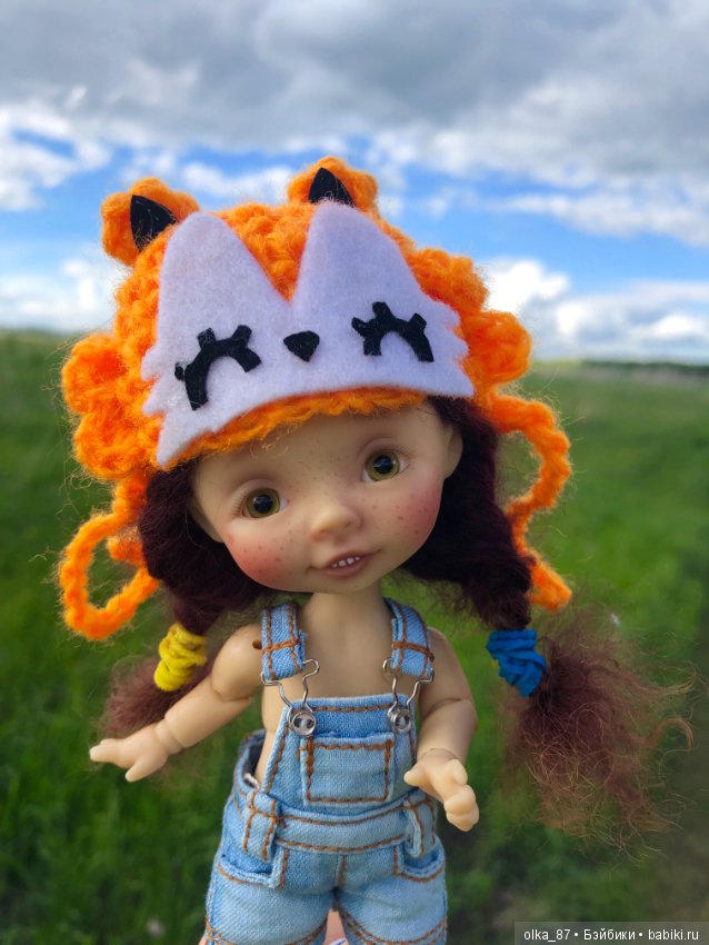 Оливия Nikki Britt на лесной прогулке