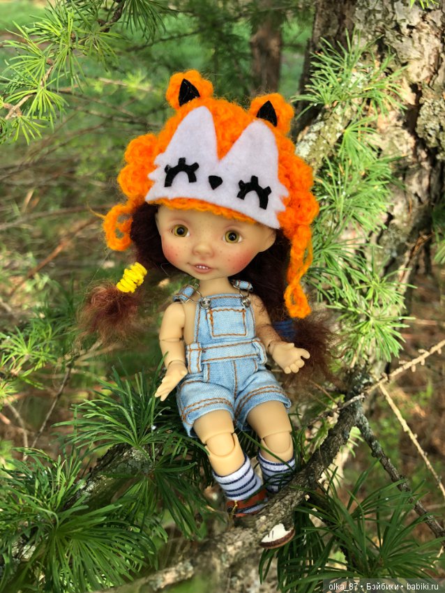 Оливия Nikki Britt на лесной прогулке (фото 6)