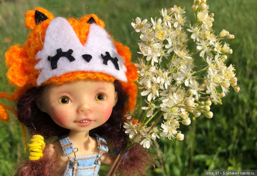 Оливия Nikki Britt на лесной прогулке