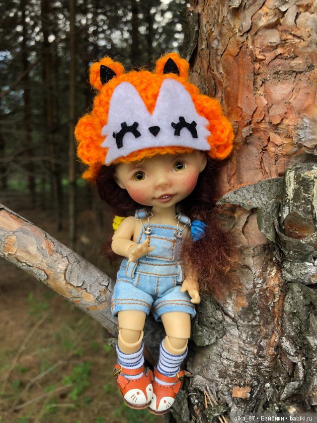 Оливия Nikki Britt на лесной прогулке