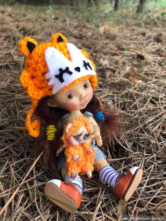 Оливия Nikki Britt на лесной прогулке