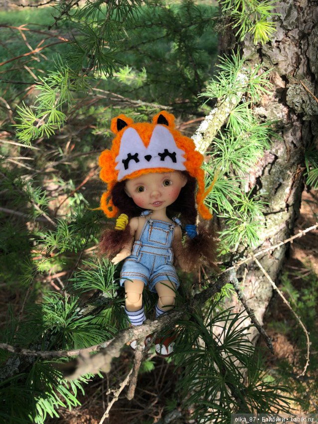 Оливия Nikki Britt на лесной прогулке (фото 4)