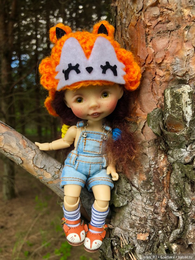 Оливия Nikki Britt на лесной прогулке