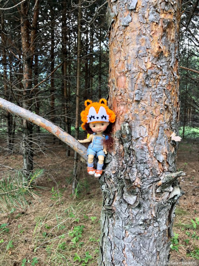 Оливия Nikki Britt на лесной прогулке