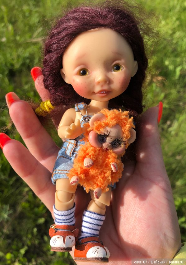 Оливия Nikki Britt на лесной прогулке