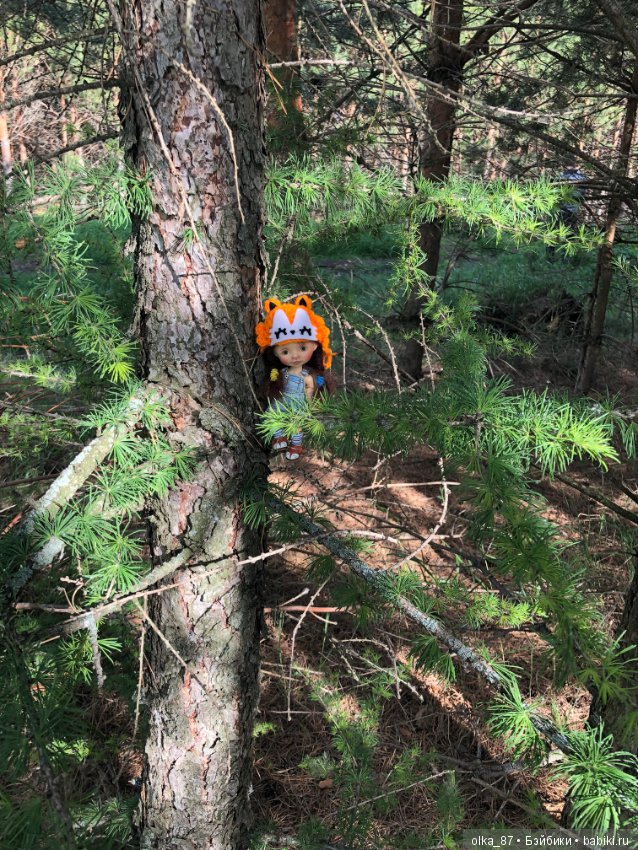 Оливия Nikki Britt на лесной прогулке (фото 3)