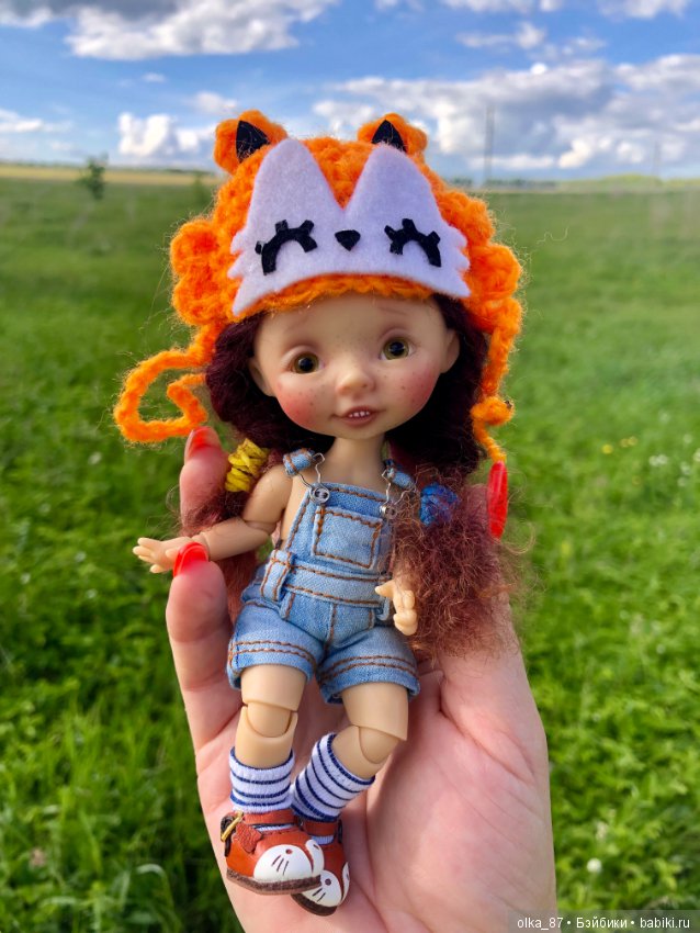 Оливия Nikki Britt на лесной прогулке