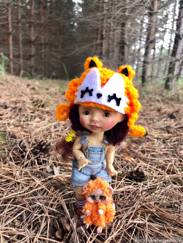 Оливия Nikki Britt на лесной прогулке