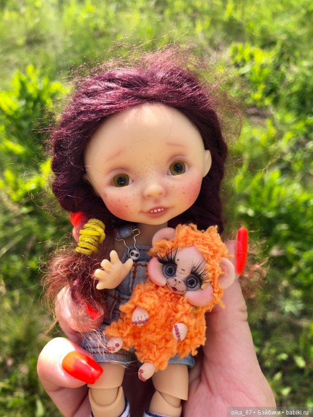 Оливия Nikki Britt на лесной прогулке