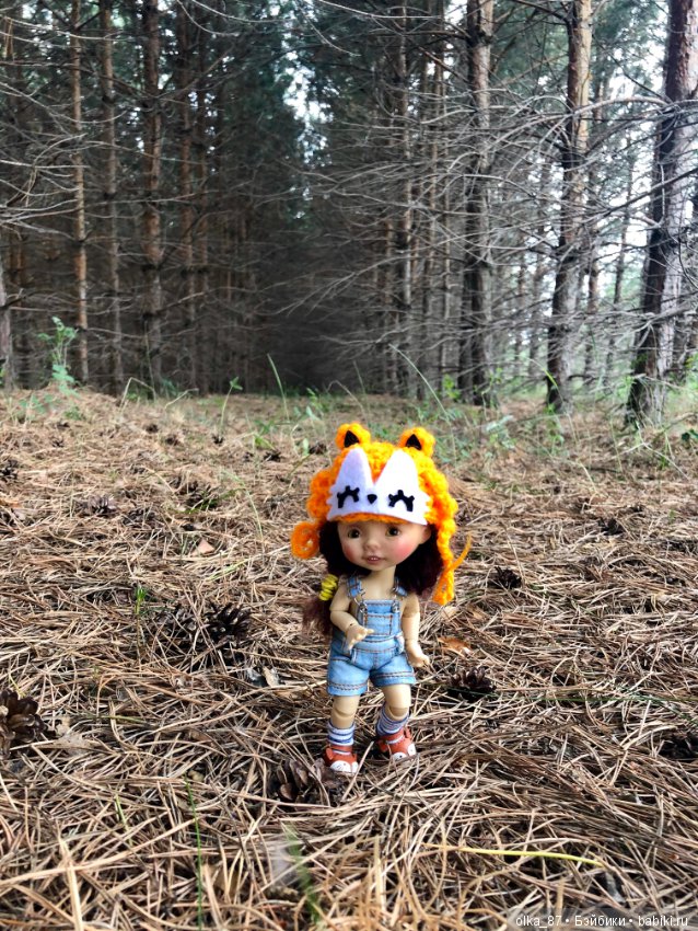 Оливия Nikki Britt на лесной прогулке