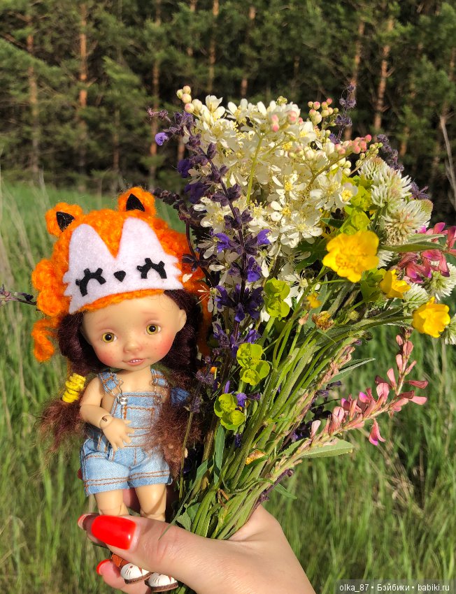 Оливия Nikki Britt на лесной прогулке