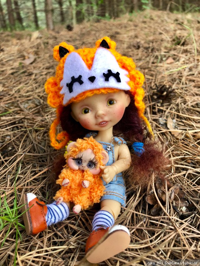 Оливия Nikki Britt на лесной прогулке